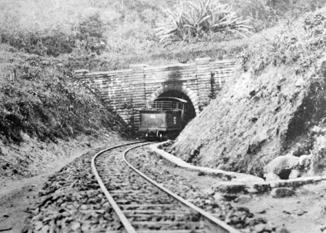 locolmotiva 51, usada para bloquear a entrada do túnel
